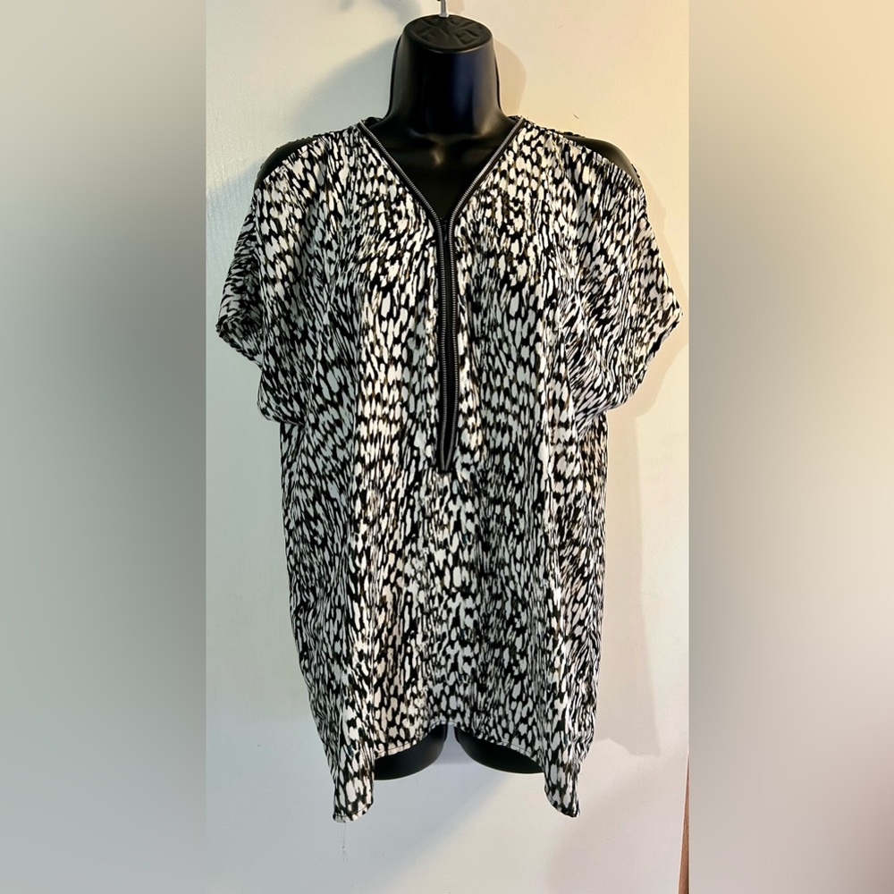 Valerie Stevens Super cute cold shoulder ladies blouse